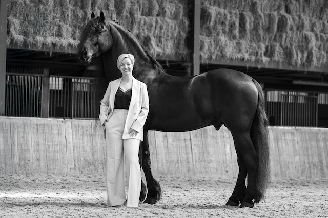 Rianne Sibma met paard in de rijhal